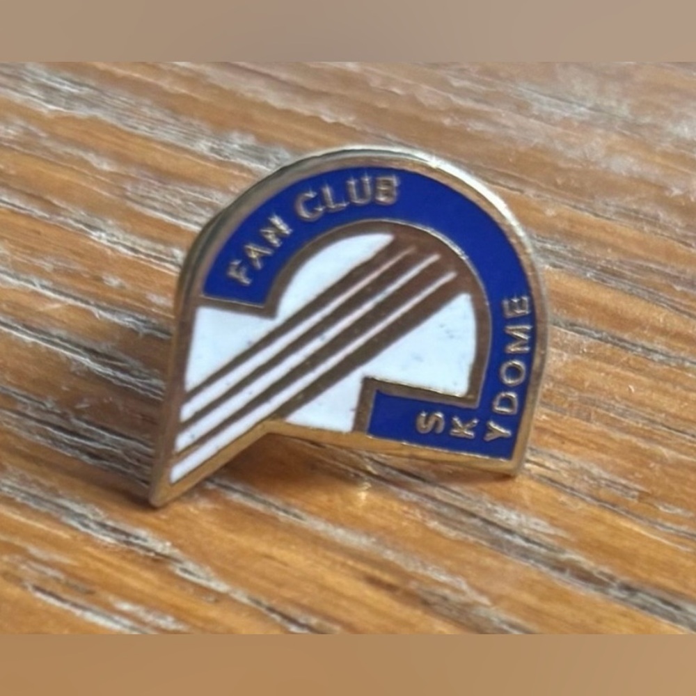 SKYDOME (now Rogers Centre) FAN CLUB PIN